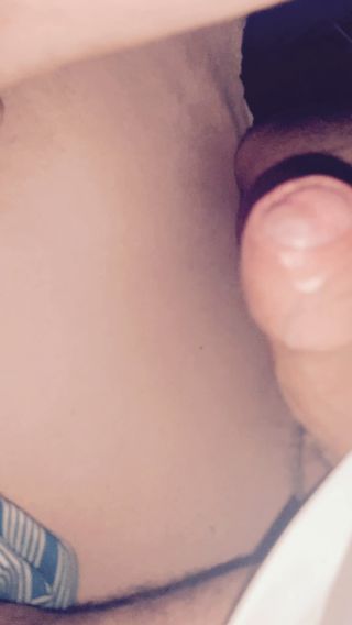 Młoda suka trenuje przed gangbang 